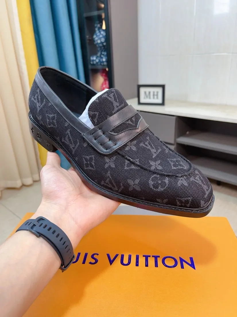 Ex-factory price 720🌹🌹High version [LV] Louis Vuitton's popular casual leather shoes🎖Fashionable and elegant🎖🎖Material: Original imported open-edge beaded cowhide, washed cowhide leather lining, original open-molded rubber outsole, high-end and classy, ​​elegant quality, instantly transforming into a handsome man ❤❤Standard\nNumber: 38-44